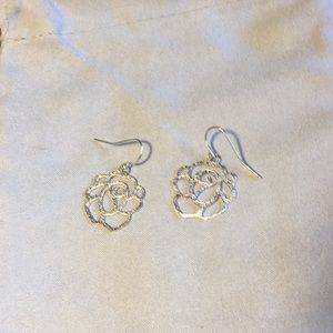 💝Silver earrings very unique finish♥️